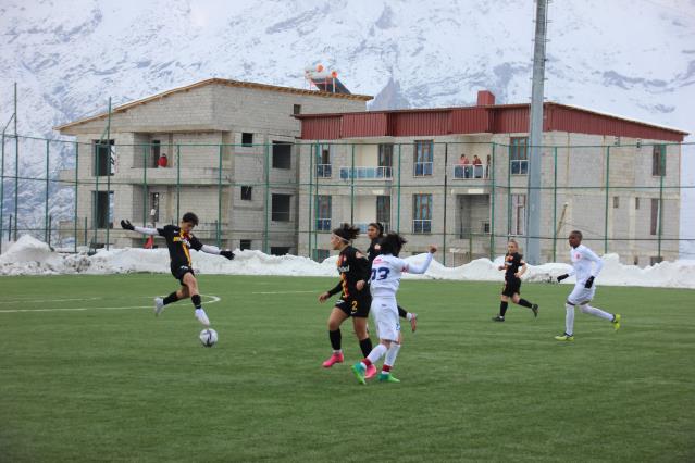Tîma jinan a Hakkarîgucu 4-0 tîma jinan a Kayserî têk bir