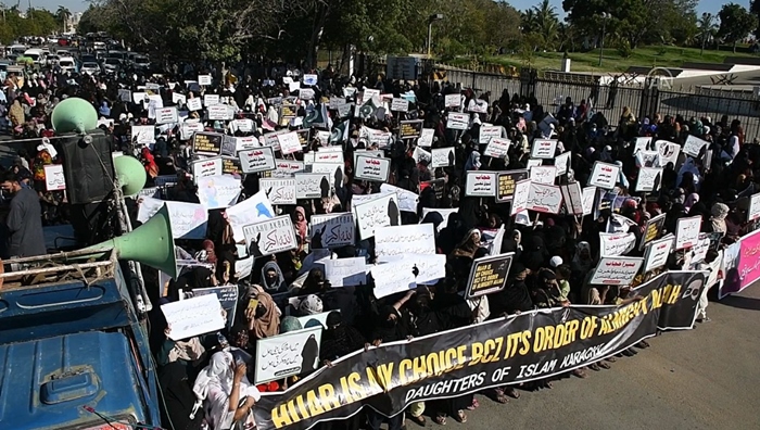 Qedexeya hîcabê ya li Hindistanê li Pakistanê hat protesto kirin