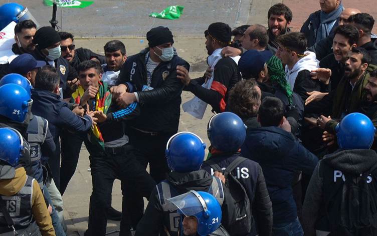 Asayîsa Diyarbekirê: Di Newrozê de 298 kes hatin binçavkirin