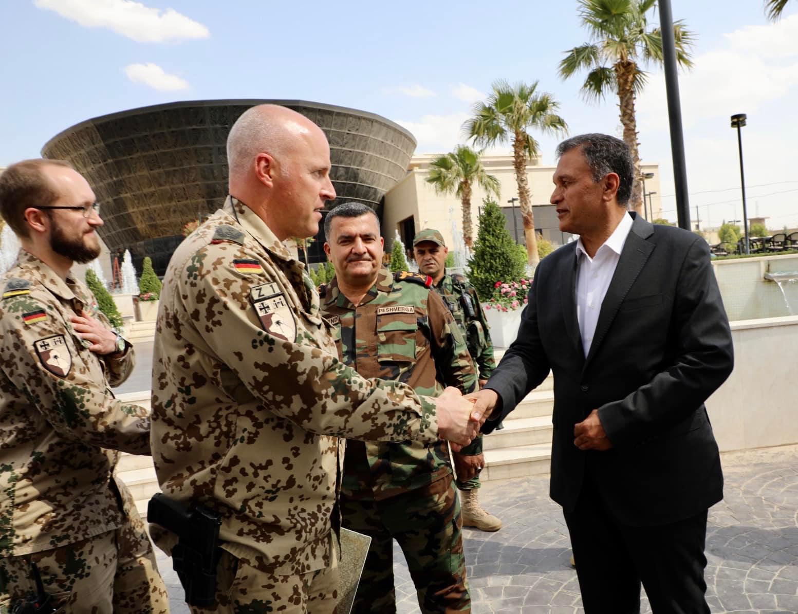 Serbest Lezgîn pêswazî li Sêwirmendê Mezin ê Hêzên Almanyayê kir