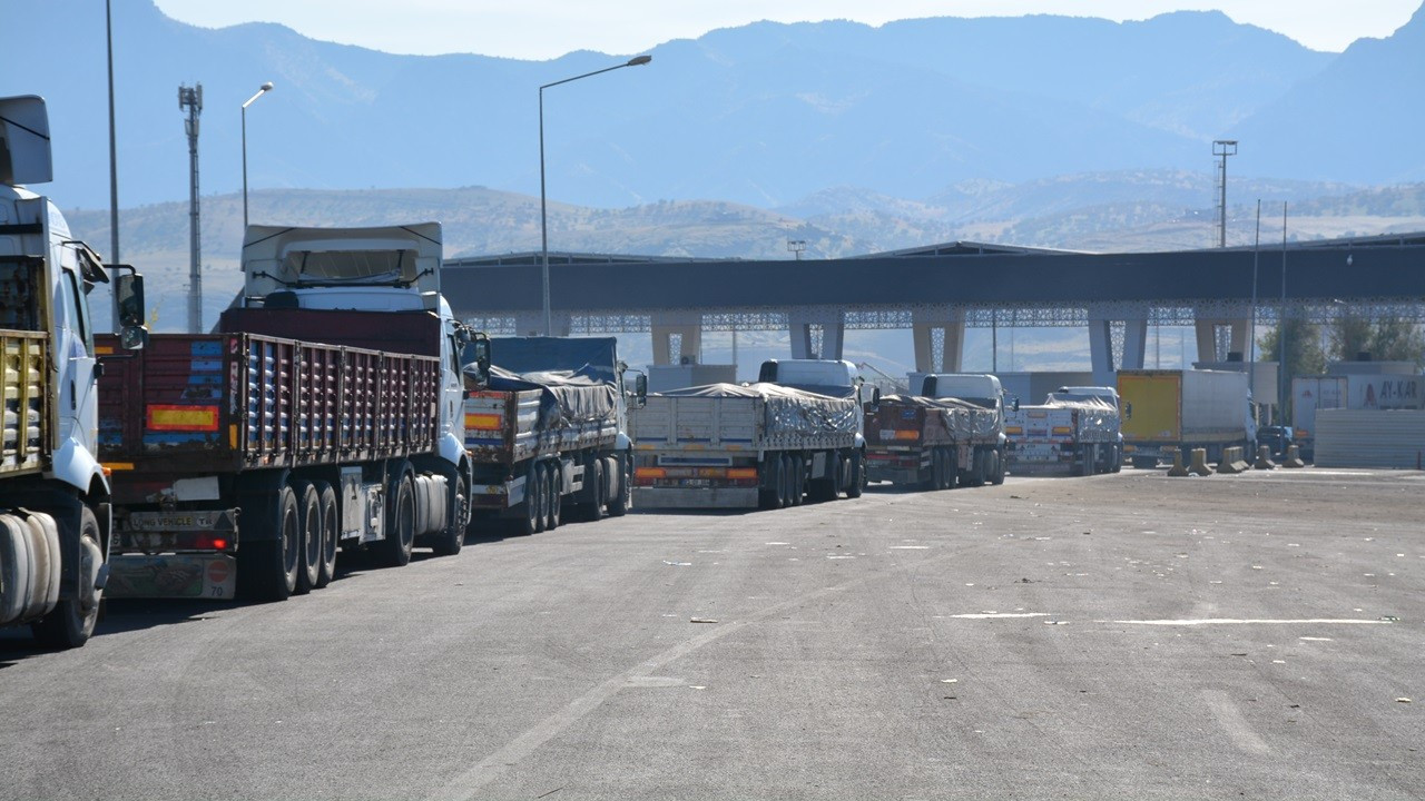 Sofêrekî ji navçeya Qoser a Mêrdînê di nava otomobîla xwe ya barhilgir de mirî hat dîtin
