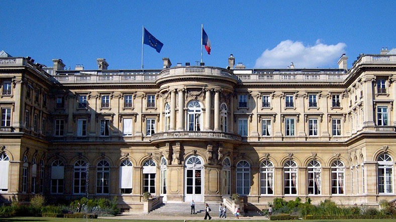 Parîs: Raste Rûsya dîplomatê me yê Moskovayê naxwaze