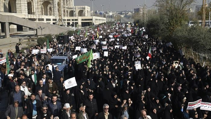 Îran | Reîsî projayasaya teqekirina xwepêsanderan pêskesî parlamentoyê kir