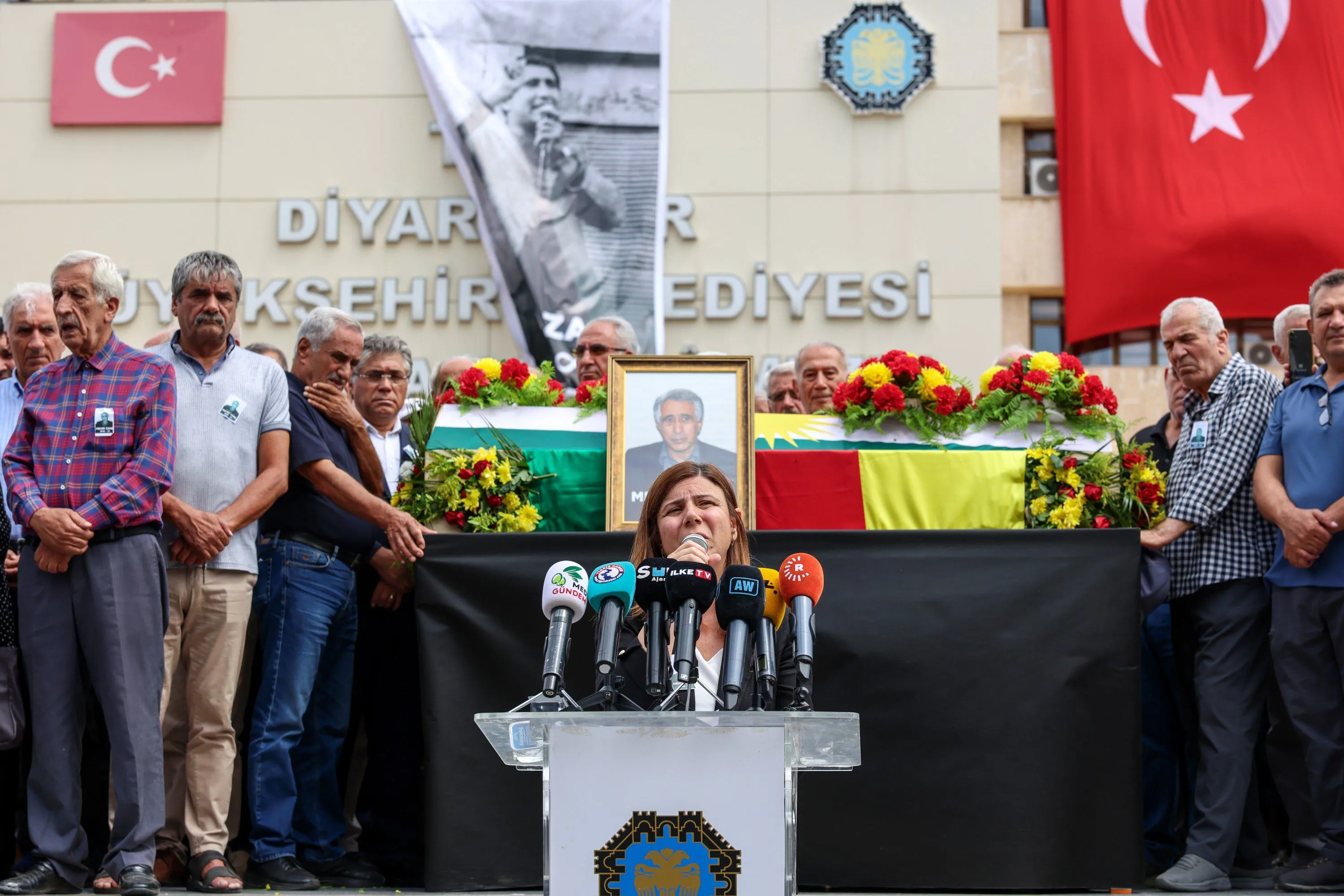 Mehdi Zana için Diyarbakır Büyükşehir Belediyesi önünde tören