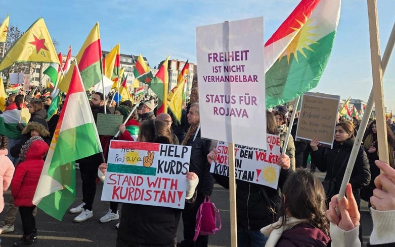 Kürtler ayakta: Köln'de Suriye protestosu