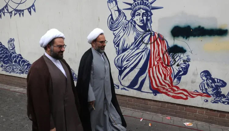 مستشار المرشد الإيراني يحذر من تدخل أميركا في احتجاجات إيران