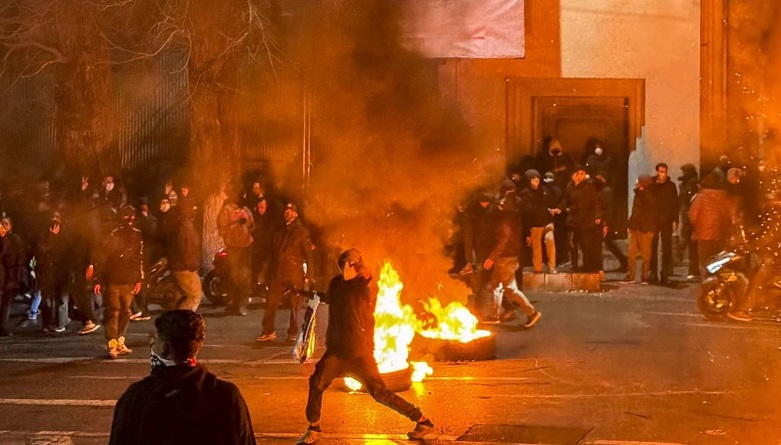 İran'da şiddet hız kesmiyor: Yüzlerce gösterici öldürüldü
