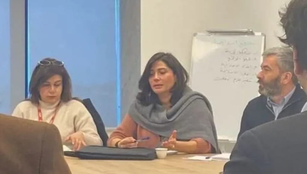 ابنة آصف شوكت تثير ضجة بحضورها اجتماعاً وزارياً بدمشق