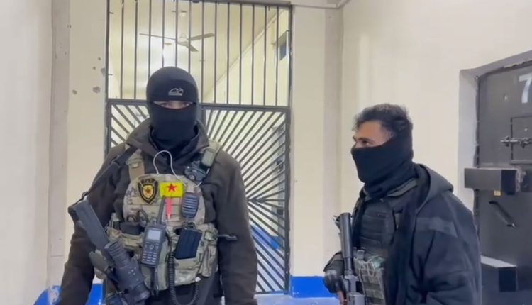 إخراج مقاتلي "قسد" من سجن الأقطان في الرقة 