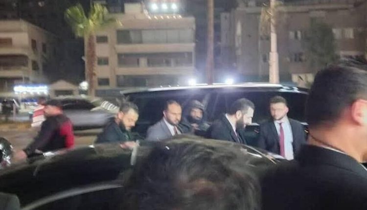 بعد تقارير حول استهدافه.. الشرع يتجول في دمشق