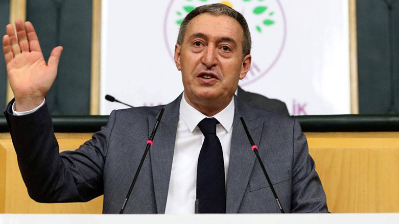 Bakirhan: Tirkî zimanê fermî ye, ev ne cihê nîqaşê ye