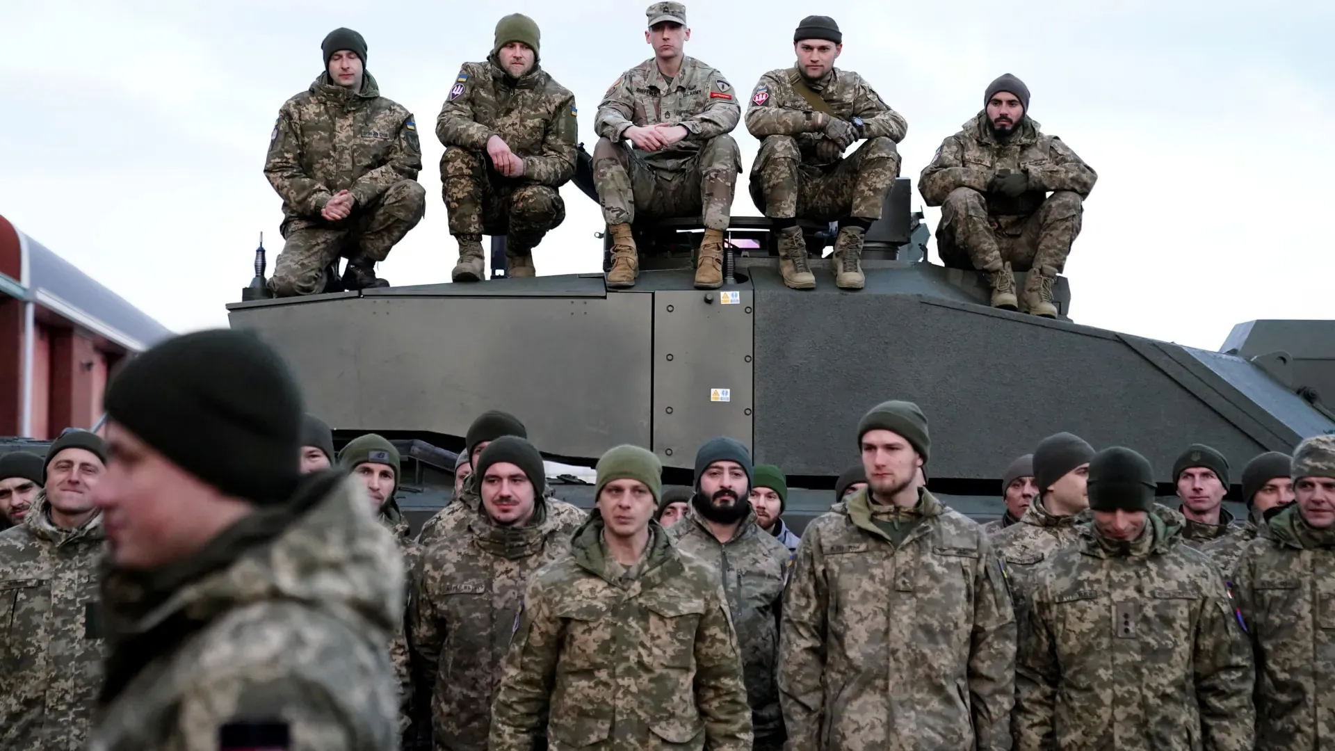 لندن تنشئ مقر قيادة عسكرياً في أوكرانيا.. وتمهد لنشر "قوة متعددة الجنسيات"