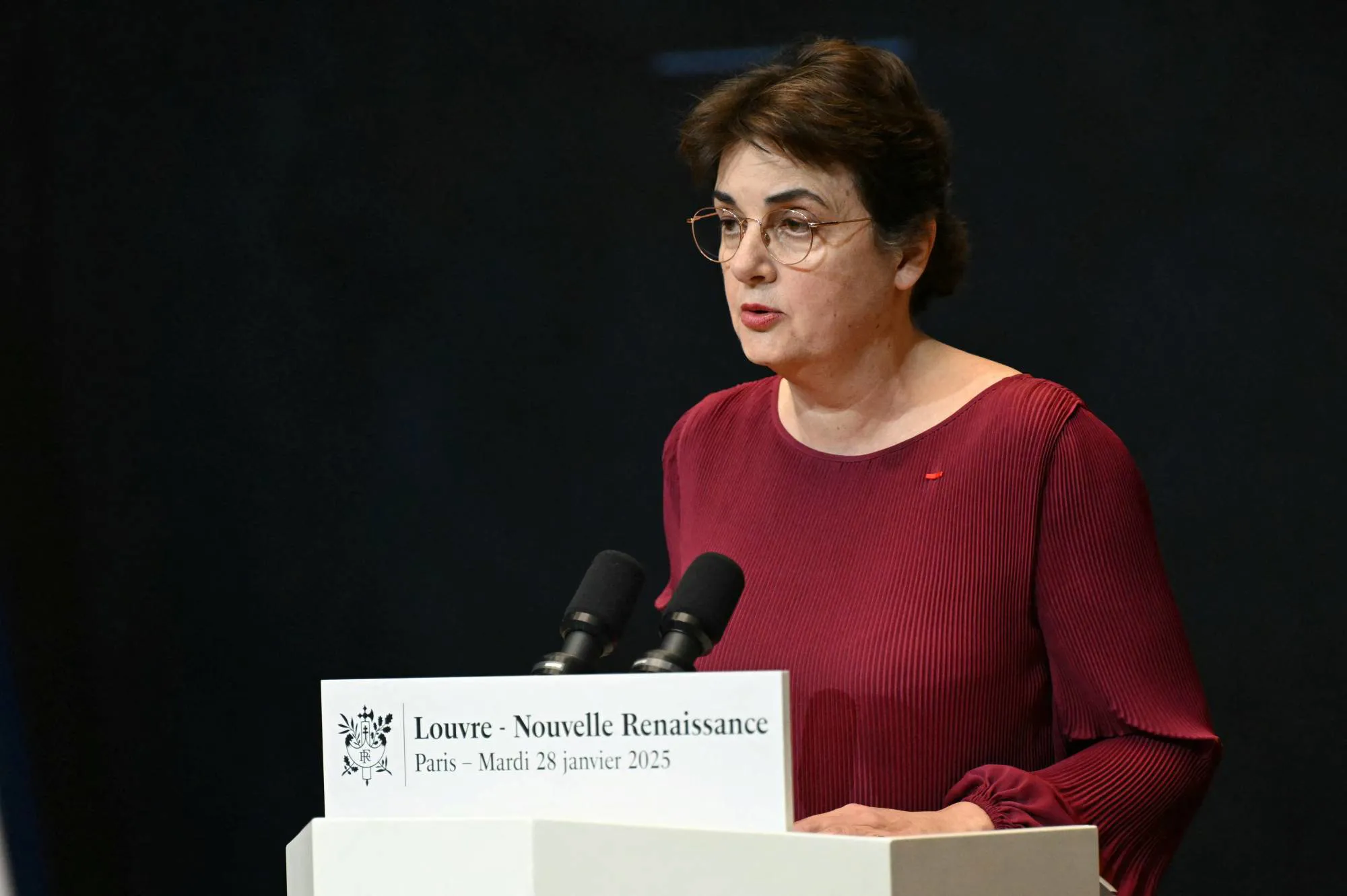 بعد عملية السطو الأخيرة.. رئيسة متحف اللوفر تقدّم استقالتها وماكرون قبلها