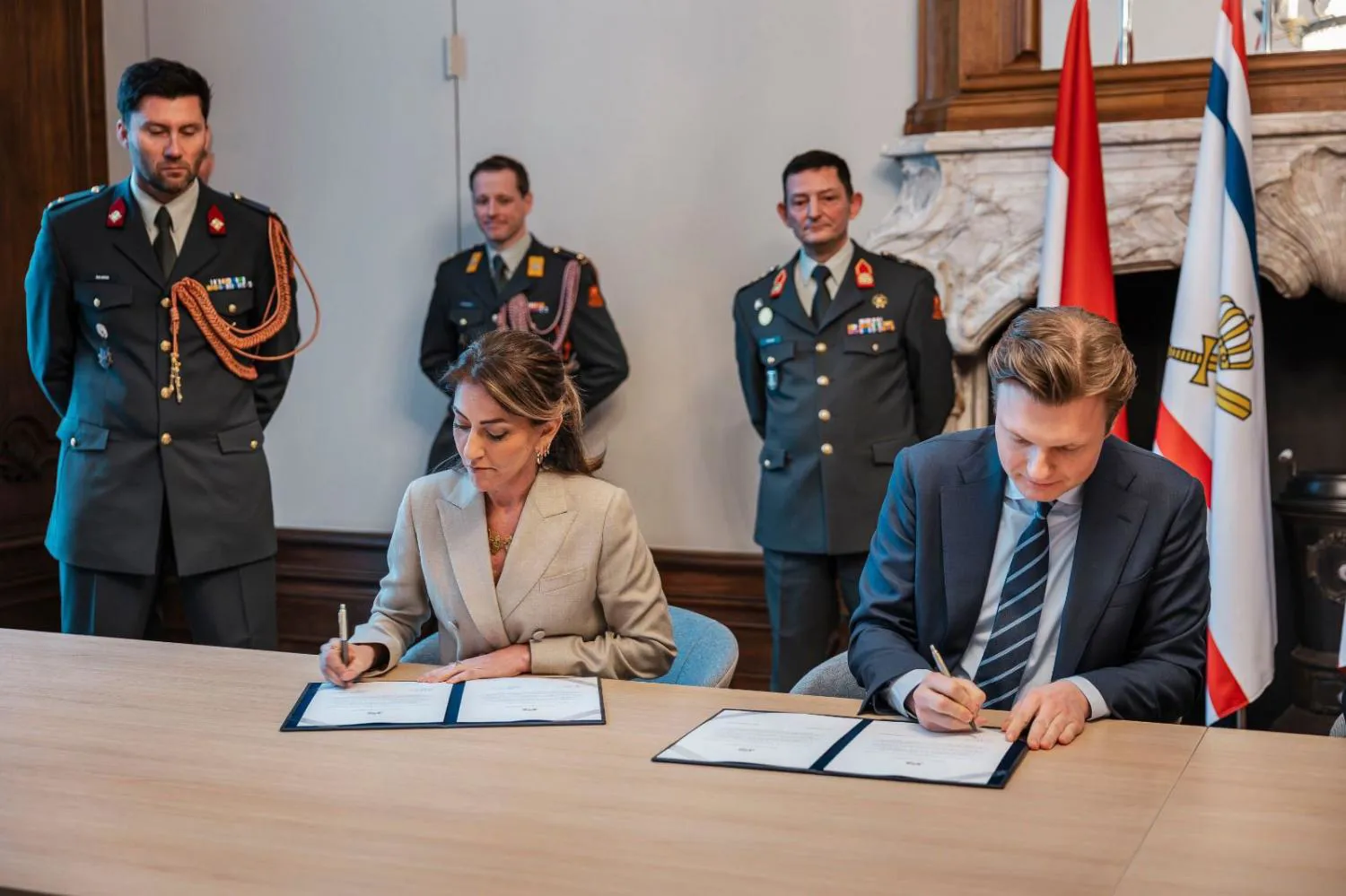 من "ديرسم" إلى قيادة الجيش الهولندي.. ديلان يشيلغوز تتسلم حقيبة الدفاع رسمياً في الحكومة الجديدة