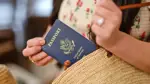مفاجأة مثيرة.. جواز السفر قد يحمل بكتيريا أكثر من الأحذية