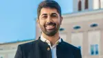 شاب كوردي يفوز برئاسة بلدية مدينة ألمانية ويُلقّب بـ"ممداني ألمانيا"