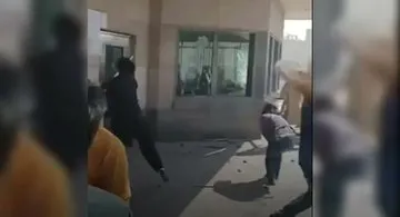 اقتحام دامٍ للقنصلية الأميركية في كراتشي.. وسقوط قتلى