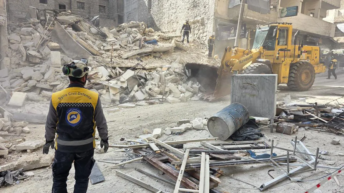 فرق الإنقاذ تنتشل عالقين تحت أنقاض مبنى سكني انهار في حي الأشرفية بحلب