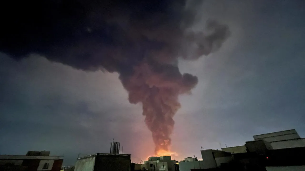 Tahran’da petrol depoları vuruldu