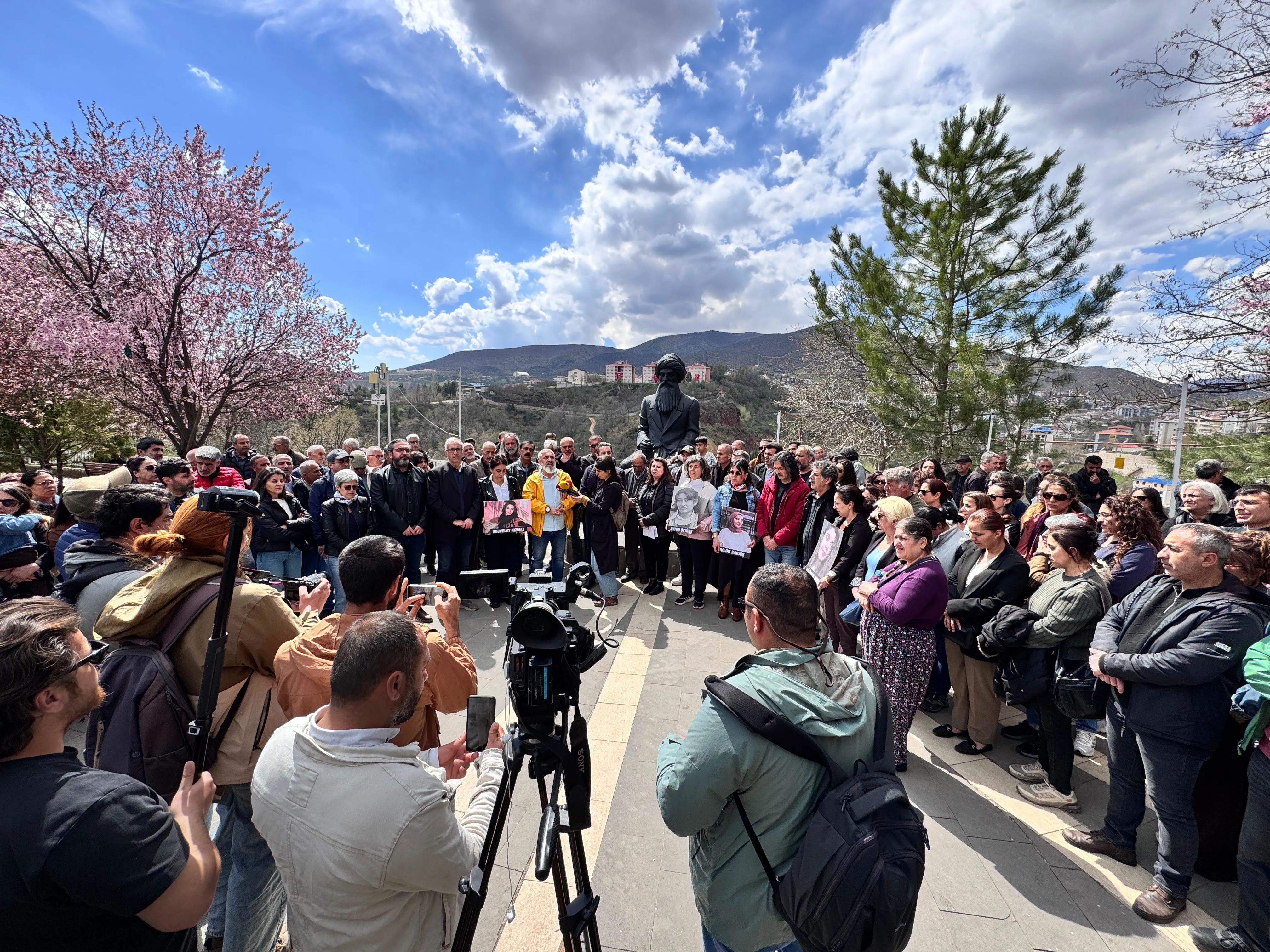 Hunermendên Dêrsîmê ji bo Gulistan Dokuyê bangî berpirsiyaran kirin