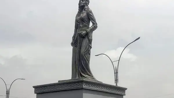 Xaneqîn sembola xwe nemir dike.. Peykerê şehîd Leylayê hat danîn