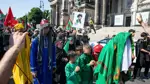 Berlin'de tepki çeken gösteri: Çocuklar iplere bağlanıp yürütüldü