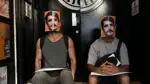FOTO - Londra'da Deniz Göktaş maskeli performans